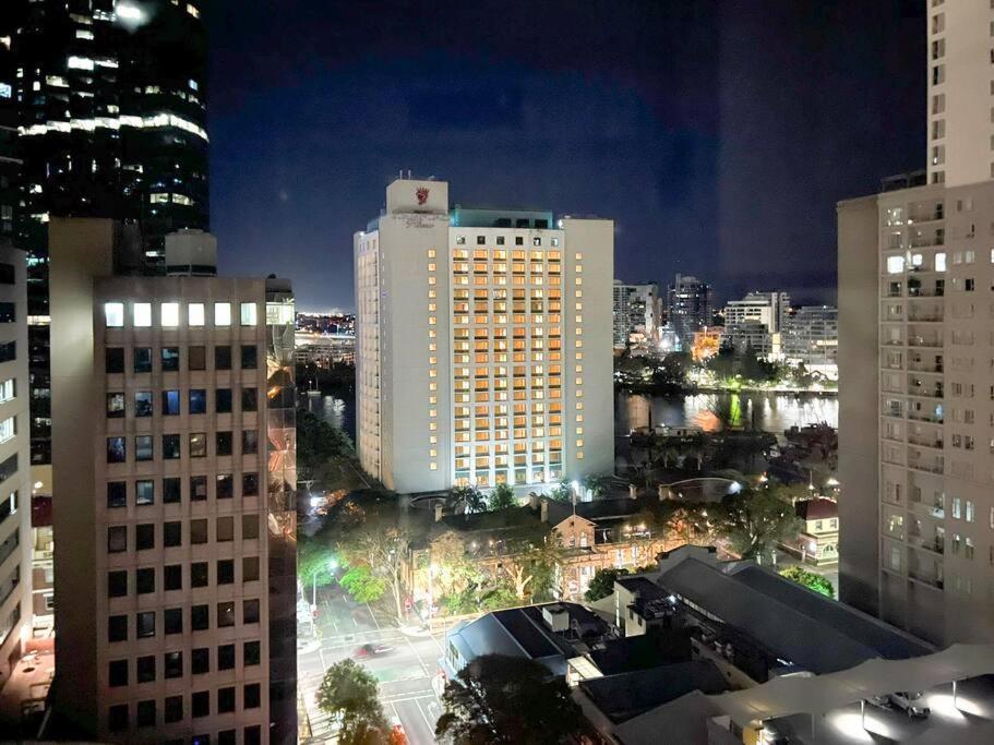 Amazing 2 Bedroom In Cbd! Бризбейн Екстериор снимка